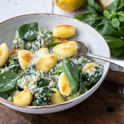 Gebakken Gnocchi Met Pesto En Spinazie