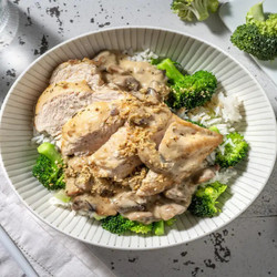 Gekruide Kipfilet Met Champignonroomsaus Met Witte Rijst, Broccoli En Gomasio