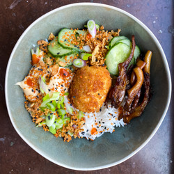 Bibimbap Med Friterat Ägg Och Ostronskivling