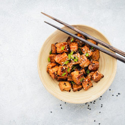 Tofumarinade met gemberpoeder, honing en sojasaus