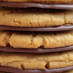 Peanut Butter Cookies With Milk Chocolate Dip