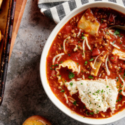 Lasagna Soup With Garlic Knots
