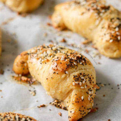 4 Ingredient Everything Crescent Rolls