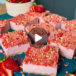 No-bake Strawberry Pretzel Crunch Cheesecake Bars