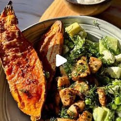 Zoete Aardappel Met Parmezaanse Kaas Met Een Doperwten &amp; Feta Salade, Kip En Een Tahin-yoghurt Sausje