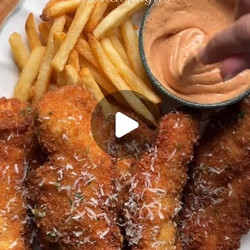 Crispy Garlic Parmesan Chicken Strips With Creamy Chili Sauce