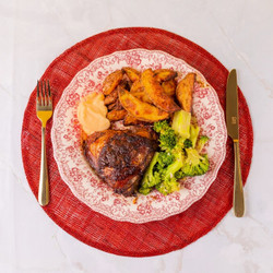 Jerk Chicken met aardappels uit de oven en gestoomde broccoli