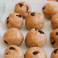 Raw Chocolate Chip Cookie Dough Bites