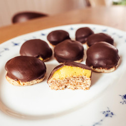 Sarah Bernhardt Cookies With Yellow Cream