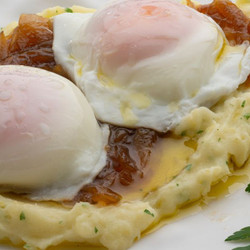 Huevos Escalfados Con Puré De Patata Y Cebolla Confitada, De Karlos Arguiñano