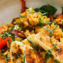 Orzo Met Rode Pesto, Honing-wortelen, Gegrilde Paprika, Rode Ui, Halloumi En Munt