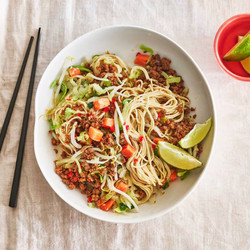 Noedels Met Miso, Groenten En Vegagehakt