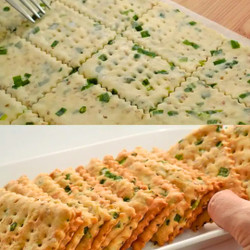 Green Onion Crackers
