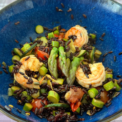Riso venere con gamberi, zucchini e asparagi