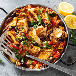 Vegetarische Paella Met Gegrilde Groenten En Gebakken Halloumi