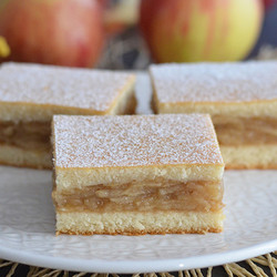 Jednostavan Kolač S Jabukama (Simple Cake with Apples)
