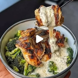 Grilled Chicken &amp; Broccoli Bowl With Creamy Garlic Sauce