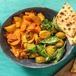Vegetarisches Korma-curry Aus Dem Ofen Mit Saag-aloo-salat Und Fladenbrot