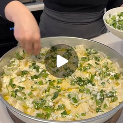 Byrek Me Qepë Të Njoma Dhe Petë Të Gatshme (burek With Cheese And Spring Onions)