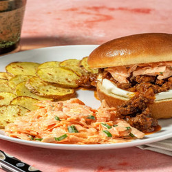 Sloppy Joe Burger Mit Rinderhackfleischsoße Dazu Kartoffelchips Und Karottenslaw