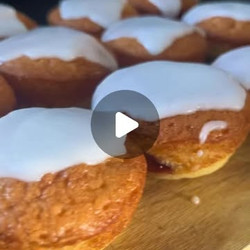 Traditional Cheesecake Buns