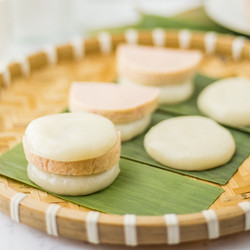Bánh Giầy Steamed Glutinous Rice Cake
