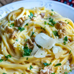 Pâtes, Sauce Crémeuse À La Butternut Et Parmesan, Noix