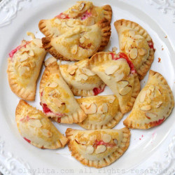 Empanadas Aux Framboises, Fromage De Chèvre Et Amandes