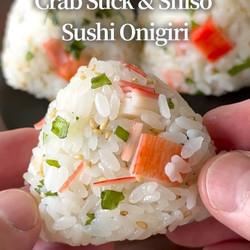 Onigiri au surimi et aux feuilles de shiso