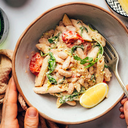 Lemon &amp; Garlic Pasta With White Beans (vegan)