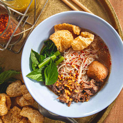 Guaydtiaao Reuua Neuua Dtoon (thai Boat Noodles With Braised Beef)