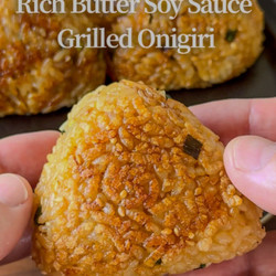 Onigiri grillé au beurre et à la sauce soja
