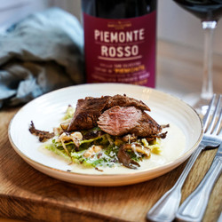 Lammfilé Med Parmesanstuvad Savojkål, Smörstekt Ostronskivling Och Rostad Hasselnöt