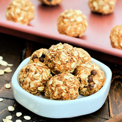 3-ingredient Peanut Butter Oatmeal Balls