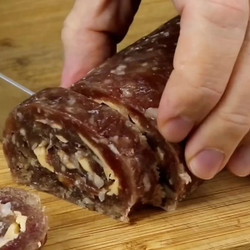 М'ясний Рулет Із Фаршу З Сирною Начинкою У Клярі
