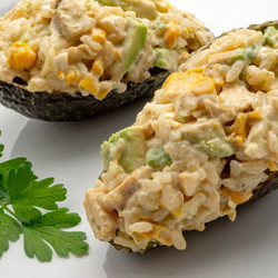 Aguacates Rellenos De Arroz Y Maíz