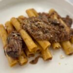 Ziti Alla Genovese (napolitaanse Ragu Met Gestoofde Uien En Rundvlees)