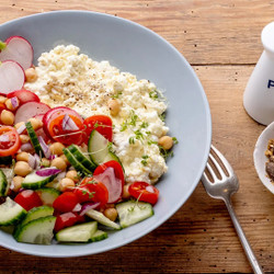 Herzhafte Hüttenkäse-bowl