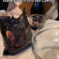 3-ingredient Baileys Christmas Cake