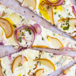 Birnenflammkuchen mit Ziegenfrischkäse