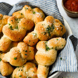 Easy Homemade Garlic Knots