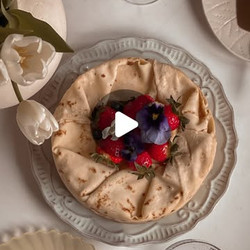 Kuchen mit Pfannkuchen, Mascarpone und Erdbeeren