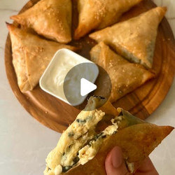 Crispy Rice Paper Pockets With Spinash And Cheese