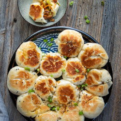 Pan-fried Steamed Buns '生煎包' (Sheng Jian Bao)