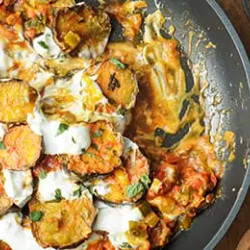 Borani Banjan (aubergine uit de oven, met tomatengroentesaus, yoghurt en platbrood)