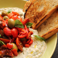 Untable De Ricota Con Ensalada De Tomates Y Aceitunas