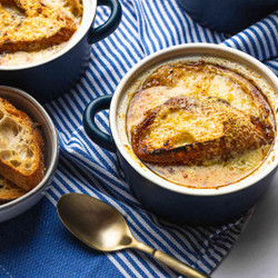French Onion Soup (soupe À L'oignon Gratinée)
