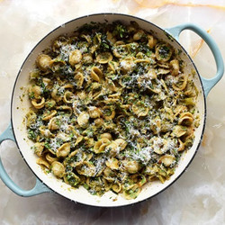 Ottolenghi Comfort: Orecchiette met gekaramelliseerde ui, hazelnoten en krokante salie