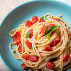 Spaghetti al Pomodoro Crudo (Spaghetti with No-Cook Raw Tomato Sauce)