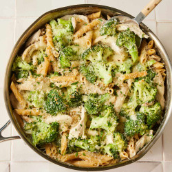 Cheesy Chicken &amp; Broccoli Alfredo Skillet Casserole